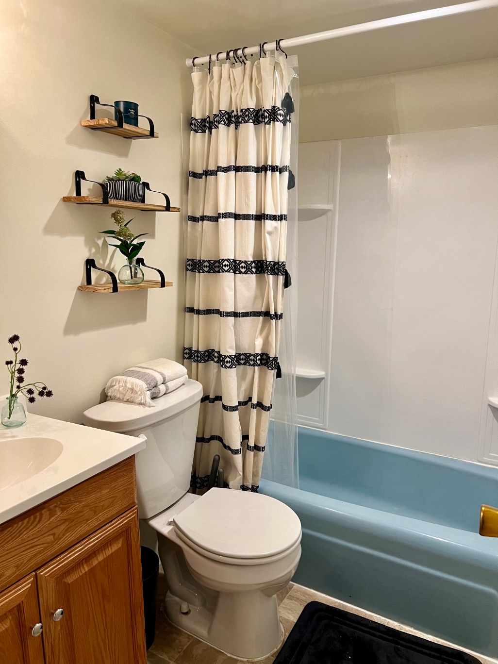 Model bathroom with full-size tub at Parkway Plaza Model bathroom with full-size tub at Parkway Plaza