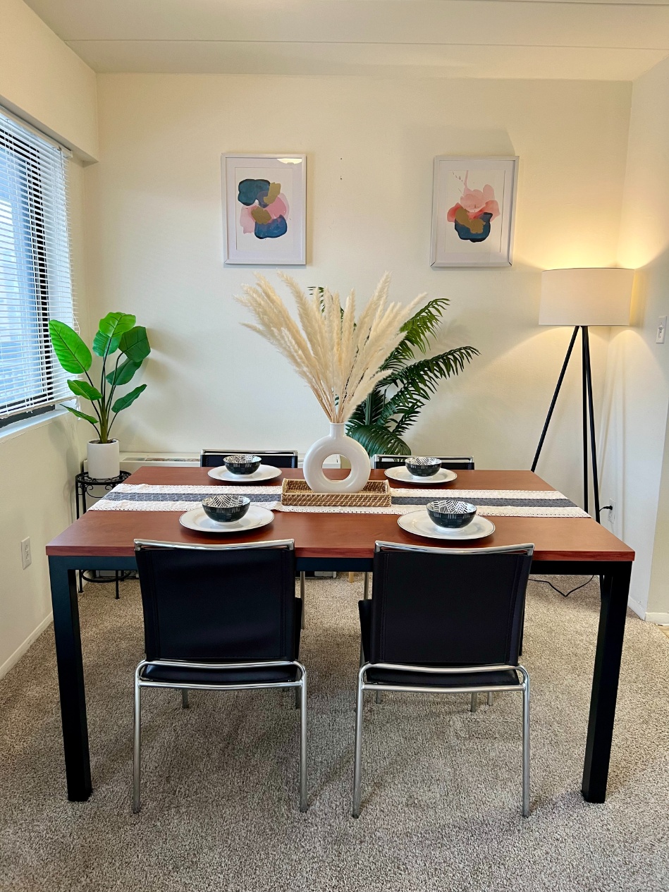 Model dining room at Parkway Plaza